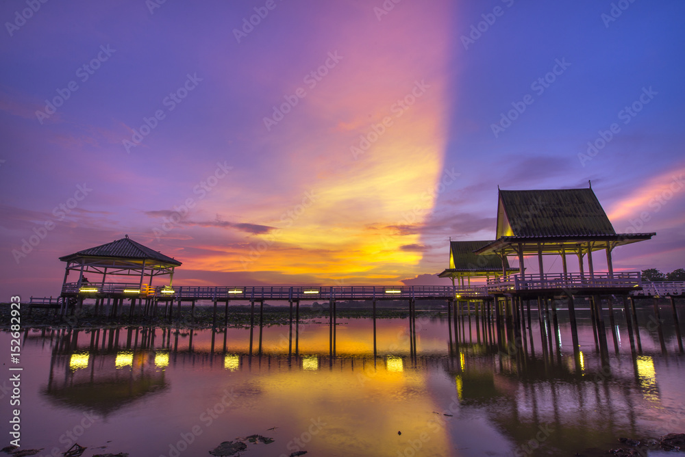Fototapeta premium Wooden bridge in the sunset