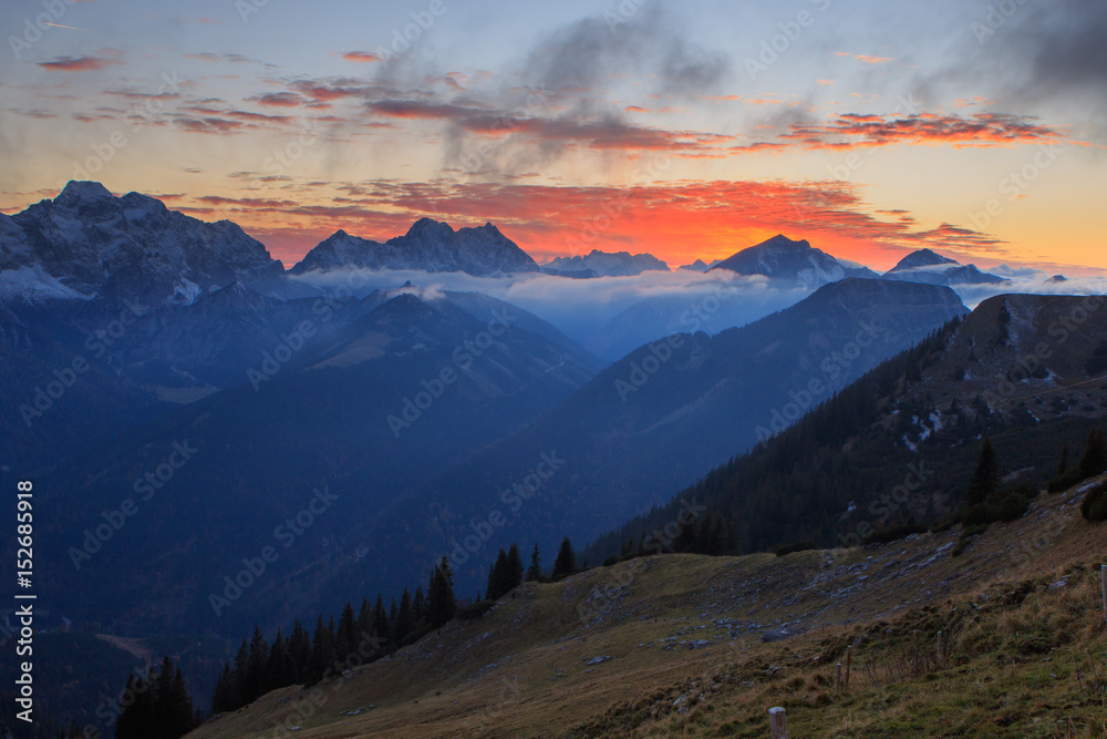 Obraz premium Burning sunset over mountains