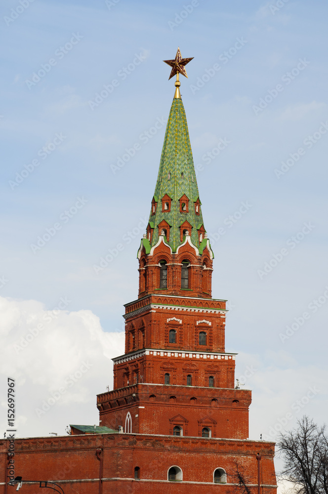 Mosca, 29/04/2017: la stella di rubino della Torre Borovickaja, una delle torri del Muro del Cremlino, costruita nel 1490 dall'architetto italiano Pietro Antonio Solari