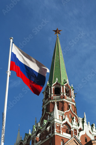 Mosca, 29/04/2017: la bandiera russa e la Torre Troitskaya (Torre della Trinità), una delle torri del Cremlino costruita nel 1495-1499 dall'architetto italiano Aloisio da Milano 
