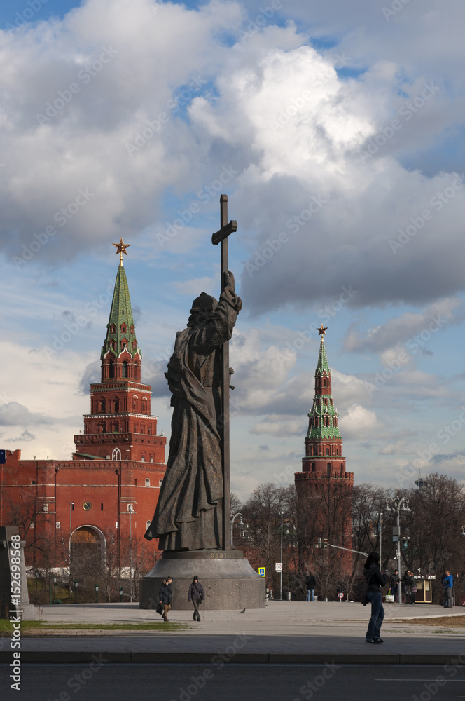 Fototapeta premium Mosca, 26/04/2017: la statua di Vladimir il Grande, considerato il fondatore dello Stato russo, vista tra le due torri del Cremlino Borovickaja e Vodovzvodnaja