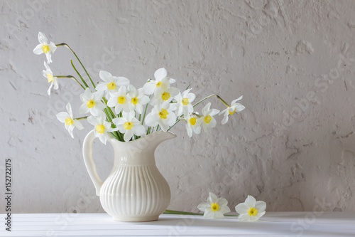 Fototapeta Naklejka Na Ścianę i Meble -  daffodils in jug on white background
