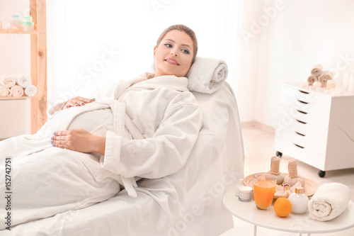 Young beautiful pregnant wo...