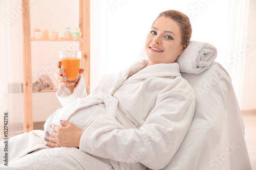 Young beautiful pregnant wo...