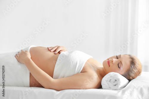 Young beautiful pregnant wo...