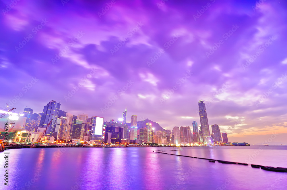 Obraz premium Victoria Harbor and Hong Kong skyline at dusk.