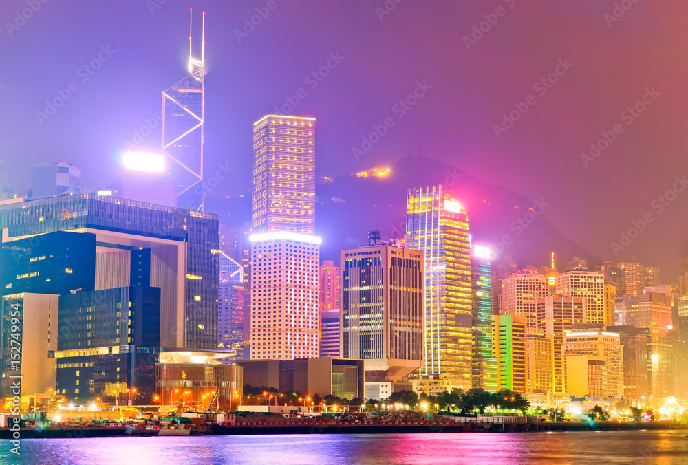 Obraz premium Victoria Harbor and Hong Kong skyline at night.