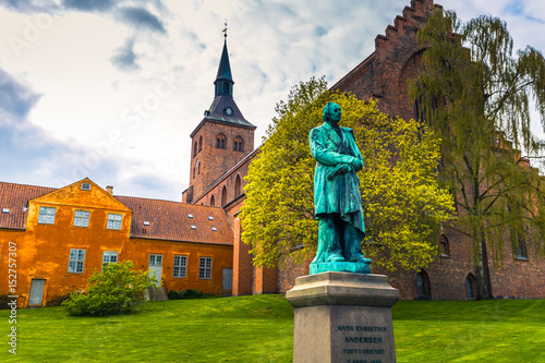 Foto Odense, Denmark - April 29, 2017: Cathedral of Saint Canute and Statue of Hans C