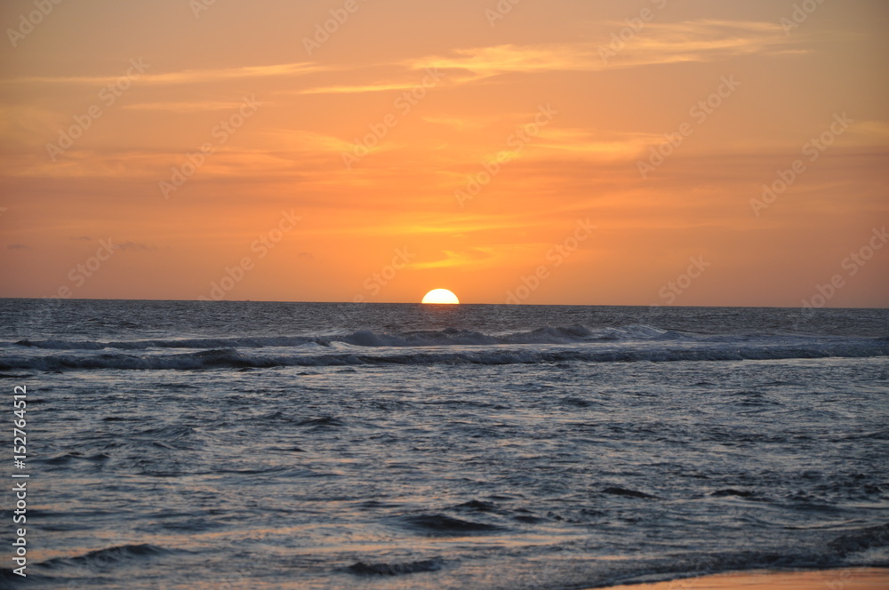 Fototapeta premium atardecer en el mar