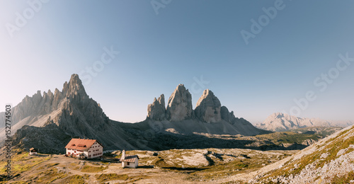 Die Drei Zinnen, Paternkofel und Drei-Zinnen-Hütte bei Sonnenaufgang photo