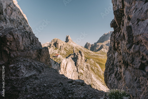 Blick vom Paternkofel Klettersteig auf die Drei-Zinnen-Hütte in den Dolomiten, Italien photo