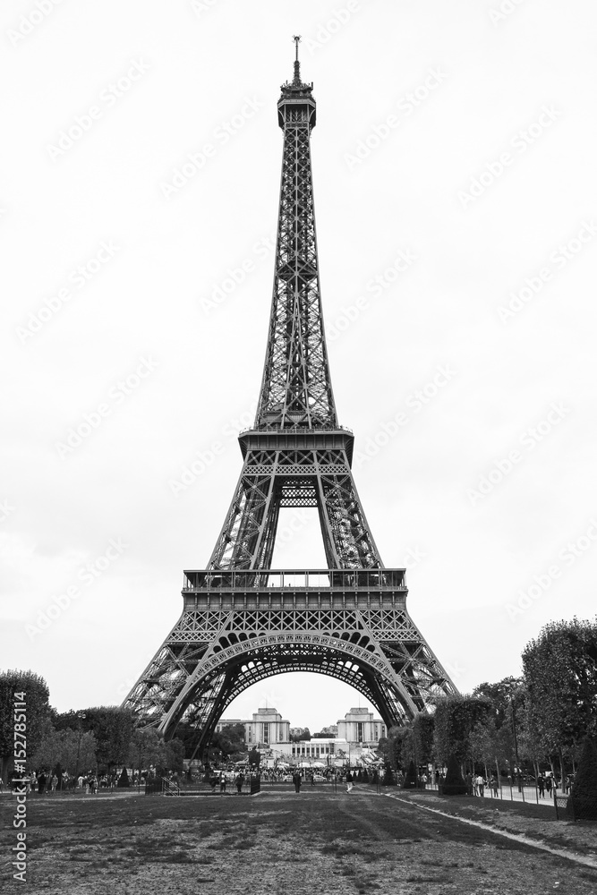 Classic photo of Paris' Eiffel tower in black and white