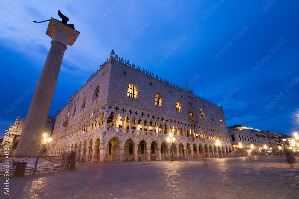 Dogenpalast in Venedig bei Nacht Langzeitbelichtung