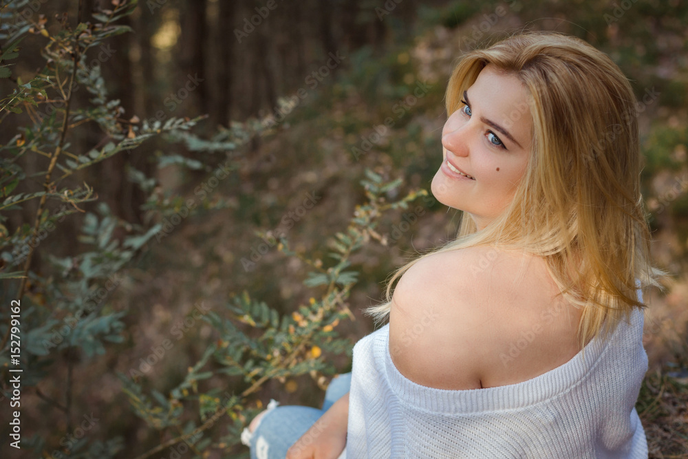 Fashion portrait of a beautiful blonde girl in white. Model Plus. Female model XL. A girl with beautiful shapes poses in the open air in the autumn, in the spring.
Fashion portrait of a beautiful blonde girl in white. Model Plus. Female model XL. A girl with beautiful shapes poses in the open air in the autumn, in the spring.