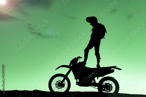 motosiklet üzerinde dengeli duruş © emerald_media