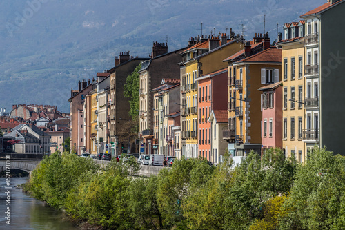 Le vieux quartier de Grenoble et ses maisons colorées