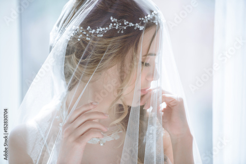 Fényképezés Closeup brunette bride with fashion wedding hairstyle and makeup
