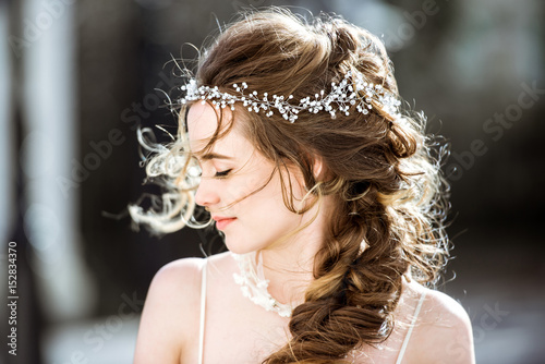 Valokuva Closeup brunette bride with fashion wedding hairstyle and makeup
