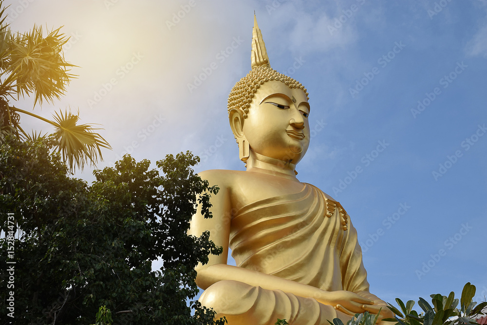 Obraz premium The big Buddha the religious of art and beautiful culture in Thailand with blue sky, beam light, and lens flare effect tone.The public domain made from donation money from people in the village.