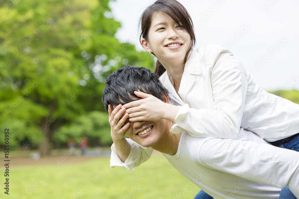 公園カップルイメージ 彼女を背中におんぶする 彼女は目隠しする Stock Photo Adobe Stock