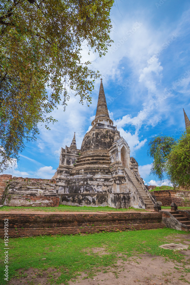 Obraz premium Ruins of buddha statues and pagoda of Wat Phra Si Sanphet in Ayutthaya historical park, Thailand