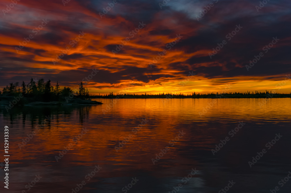 カナダ　グレートスレーブ湖の夕景