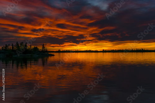 カナダ　グレートスレーブ湖の夕景 © Ihatove_inc