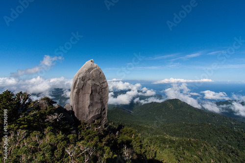 山の上から眺める屋久島の山と海とそこにある巨石
