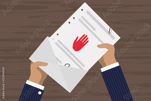 Person öffnet Brief - Handfläche Achtung