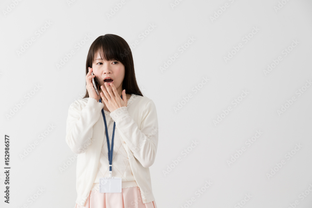 電話をするビジネスウーマン、驚く 電話をするビジネスウーマン、驚く