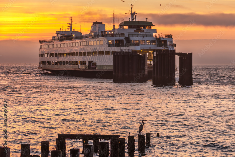 Fotografie car ferry leaving dock at sunset