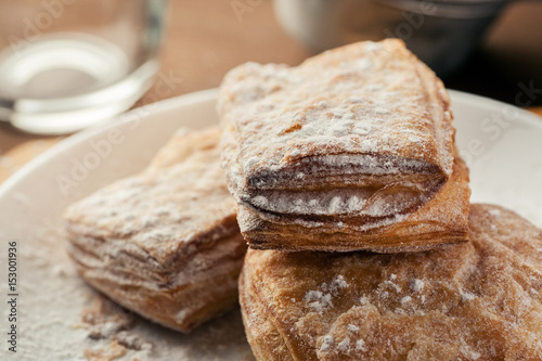 Obraz na płótnie Puff pastry dusted with powdered sugar in a white plate, macro shot w salonie