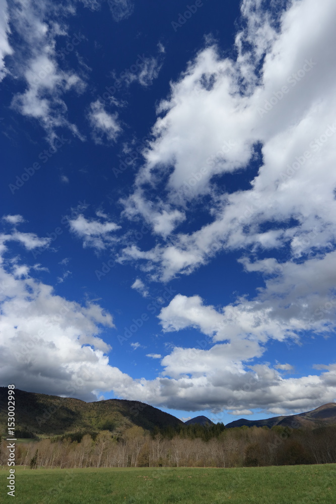 Ciel et nuages dans un paysage des Pyrénées audoises, Occitanie dans le sud de la France