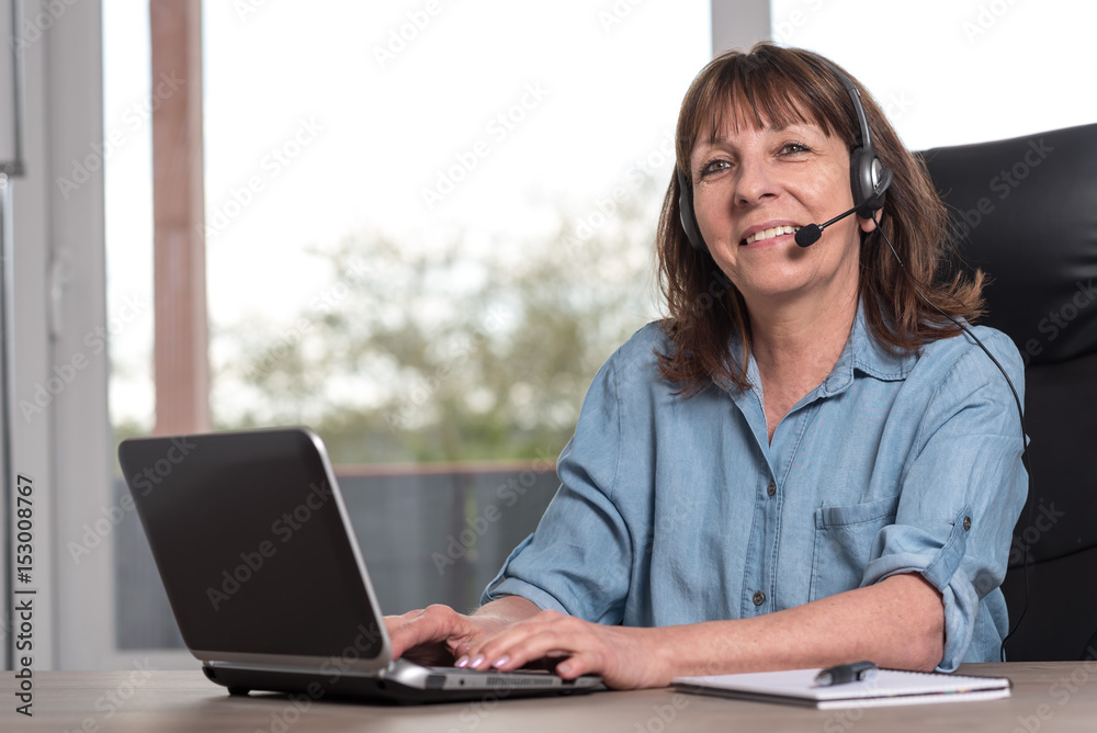 Support phone operator in headset Support phone operator in headset