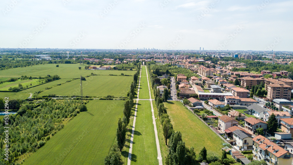 Φωτογραφία Nuovo Skyline di Milano visto dall’hinterland milanese, vista aerea, viale alberato, percorso ciclo pedonale