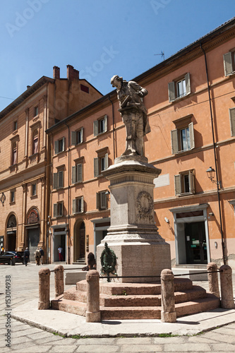 Bolonia, plaza con estatua de Galvani.