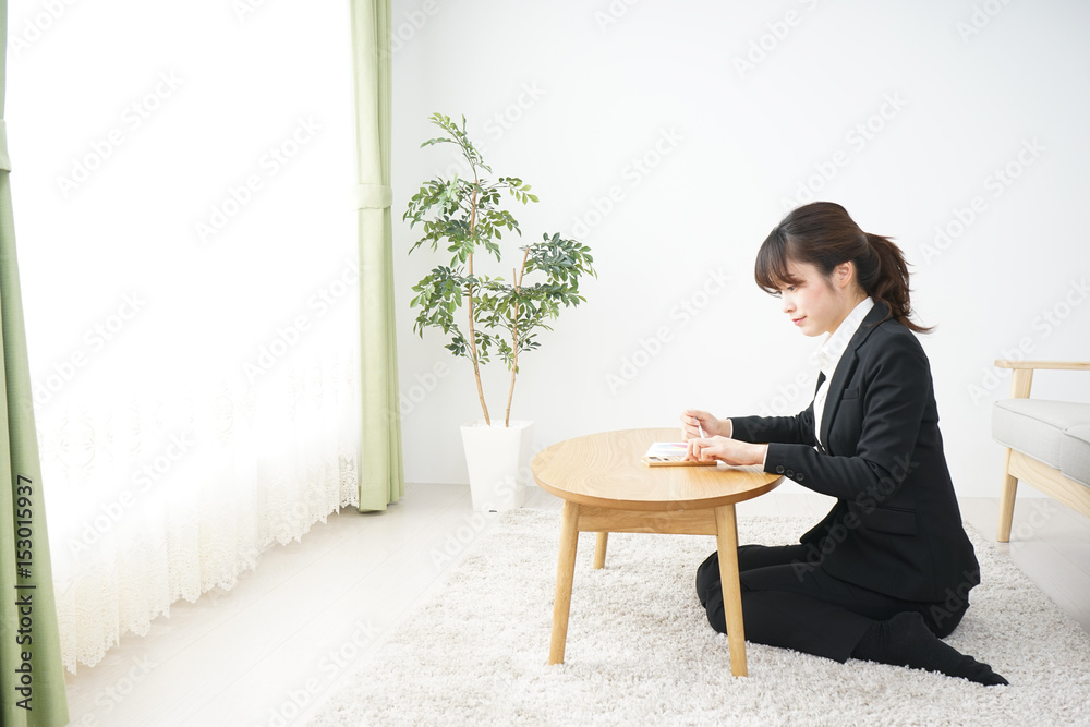 自宅で在宅ワークをする若い女性 Young woman working at home 自宅で在宅ワークをする若い女性 Young woman working at home