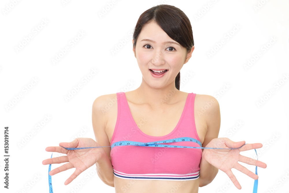 胸囲を測る女性 胸囲を測る女性