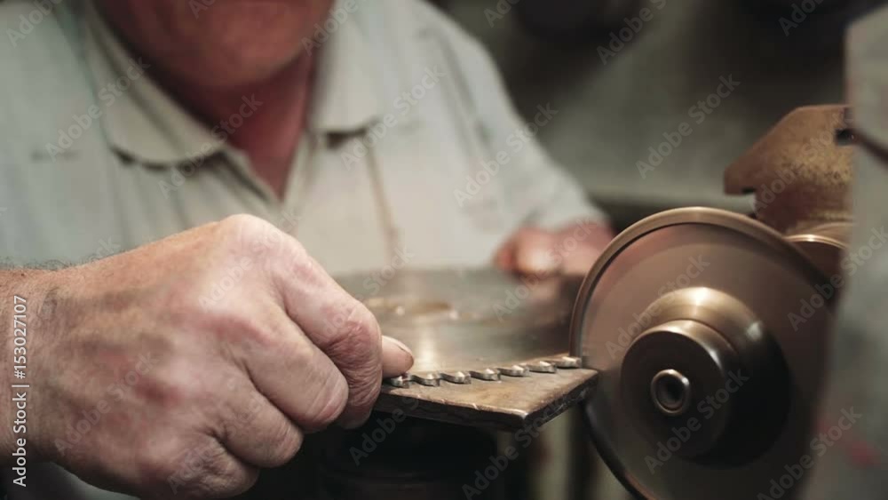 Worker sharpens a circular saw blade medium shot vídeo de Stock