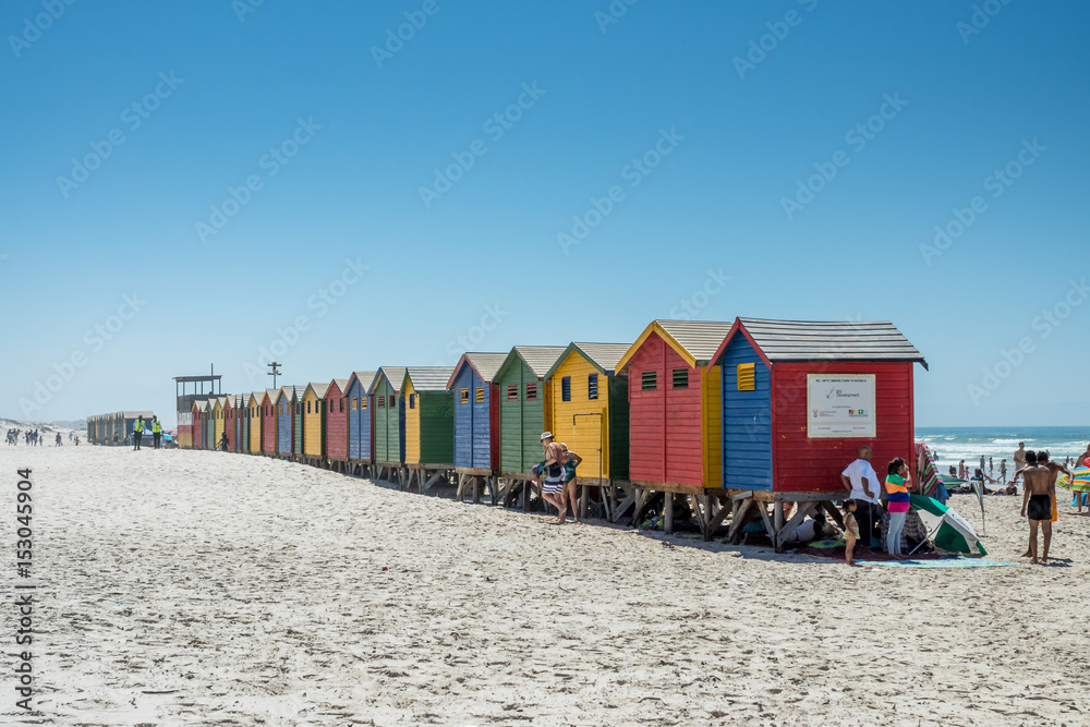 Naklejka premium Farbenfrohe Strandhäuschen bei Muizenberg, nahe Kapstadt