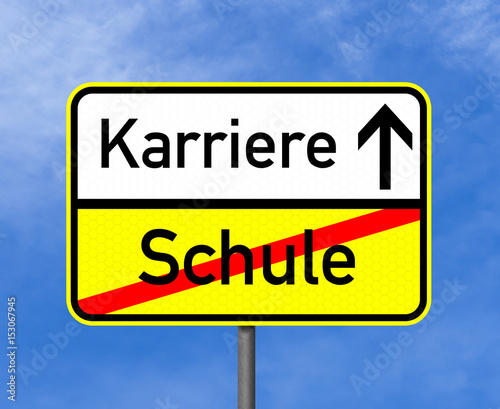 Ortsschild Karriere / Schule vor blauem Himmel
