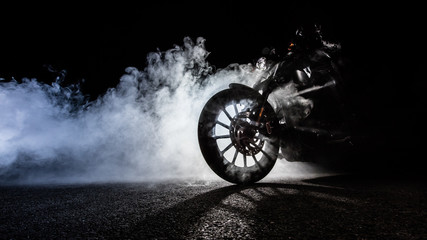 Tableau sur plexiglas Moto Chopper puissant et pilote dans la nuit  © Jag_cz