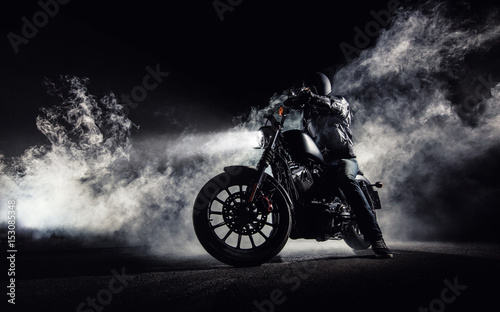Fototapeta Motocyklista wysokiej mocy z człowiekiem jeźdźca w nocy