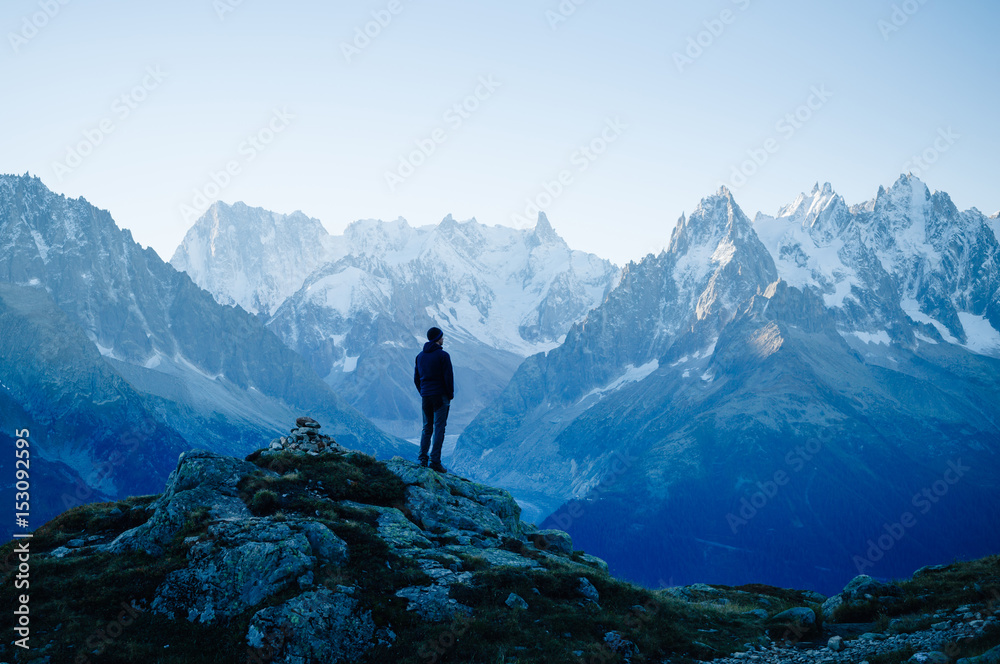 Fototapeta premium Mężczyzna patrzeje góry blisko Chamonix, Francja. Stary styl filmowy.