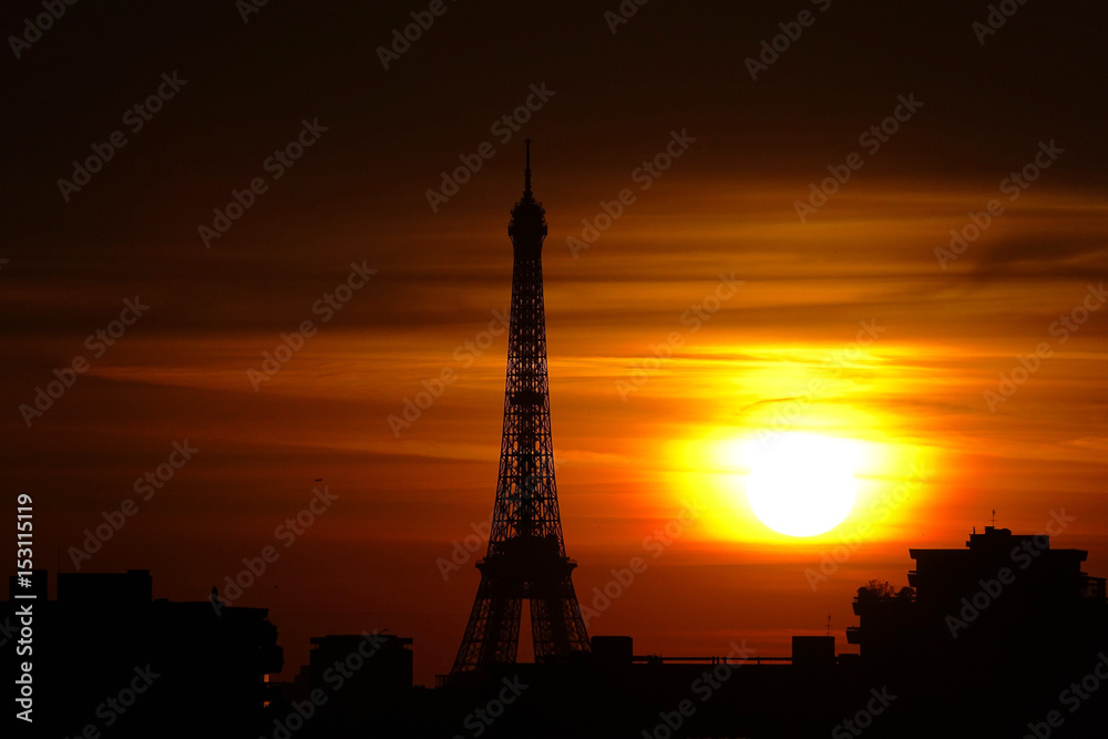 Obraz premium Wieża Eiffla wschodzące słońce