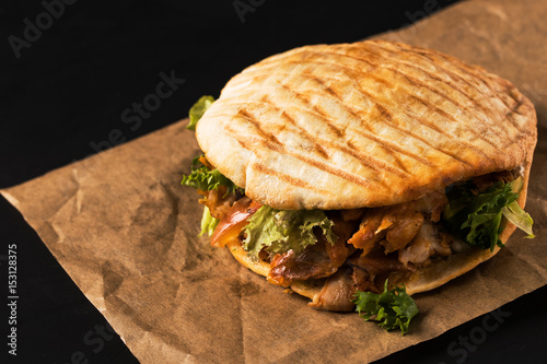 Obraz na płótnie Doner Kebab on black background w salonie