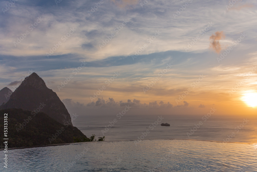 Toller Sonnenuntergang mit Blick auf die Pitons in der Karibik mit Infinity Pool