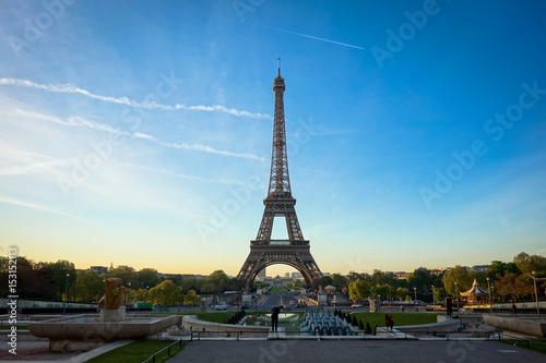 Eiffel tower at dawn © Ral
