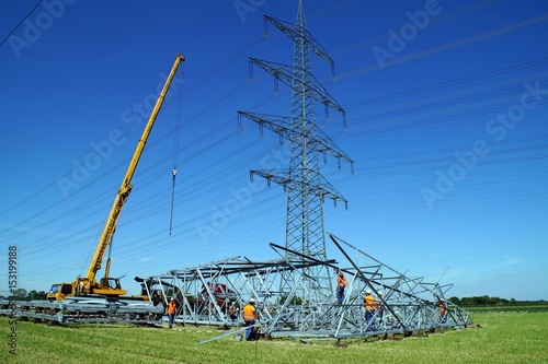 Arbeiter bei der Montage eines Freileitungsmastes  photo