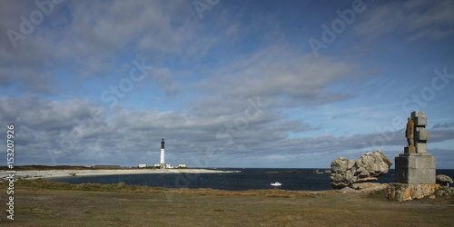 phare del'île de Sein et monument commémoratif,bretagne,finistère photo